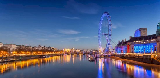 London-Eye-The-ferris-wheel-of-London-seen-at-night-from-River-Thames-with-lights