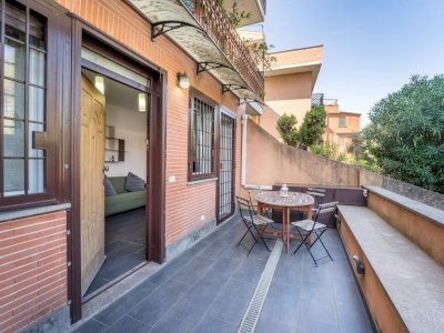 Cheerful 1-Bedroom with Private Patio