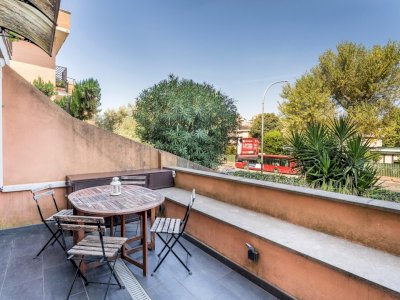 Cheerful 1-Bedroom with Private Patio