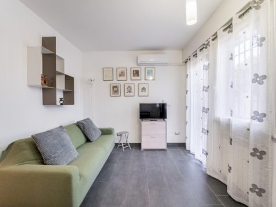Cheerful 1-Bedroom with Private Patio