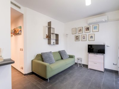 Cheerful 1-Bedroom with Private Patio