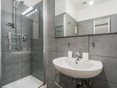 Cheerful 1-Bedroom with Private Patio