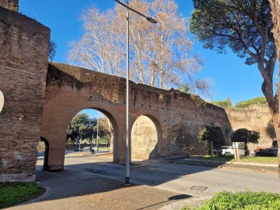 Renovated Two Bedroom in Metronia