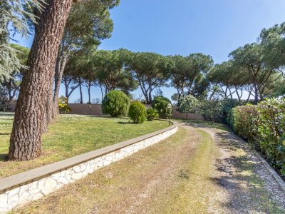Large Villa with Amazing Garden in Roman Countryside